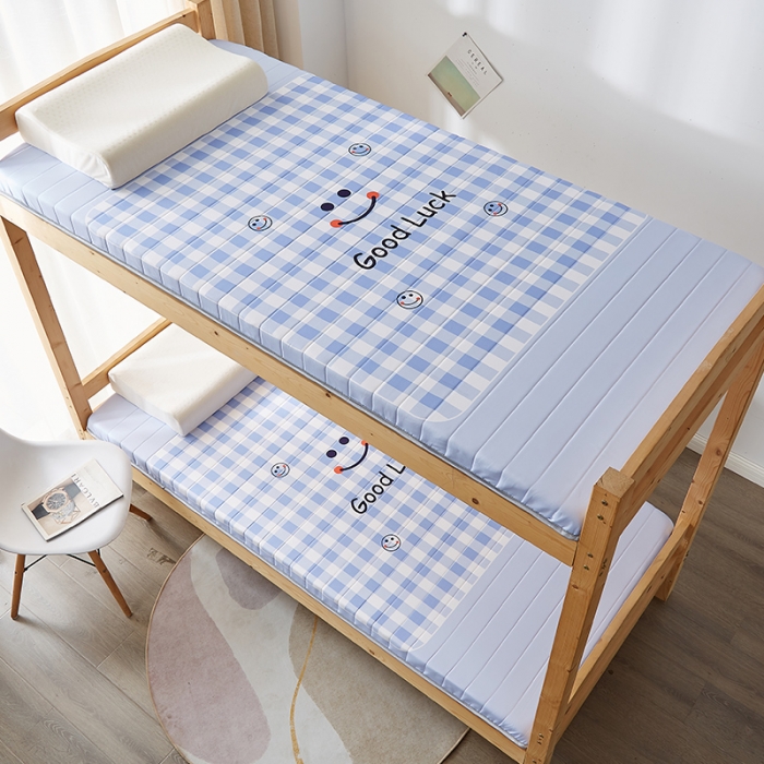 91家纺网 家纺一手货源 找家纺 2025新款大版数码印花亲肤磨毛床垫 学生版 幸运微笑