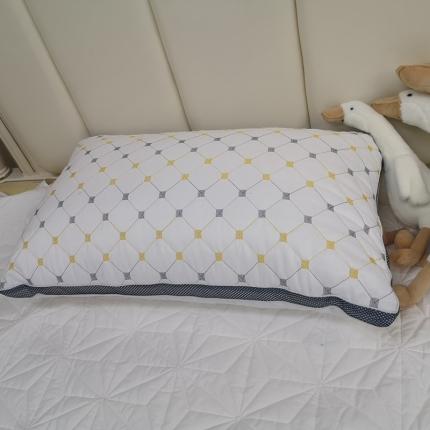 91家纺网 家纺一手货源 找家纺 煌朝满天星枕芯小方格枕芯绗缝枕头满天星枕头网格透气立体枕