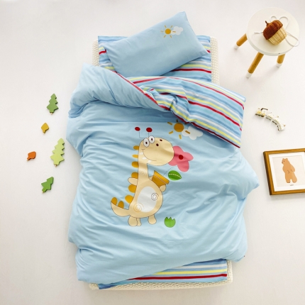 91家纺网 家纺一手货源 找家纺 A类全棉数码台板印花儿童幼儿园被子三件套午睡六件套 假日恐龙