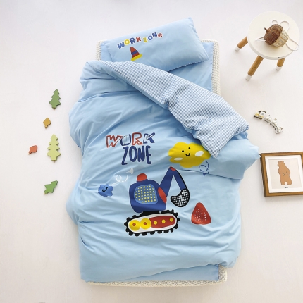 91家纺网 家纺一手货源 找家纺 A类全棉数码台板印花儿童幼儿园被子三件套午睡六件套卓越工程车