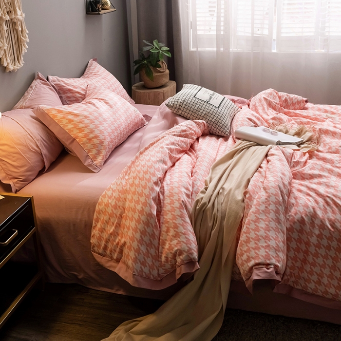 91家纺网 家纺一手货源 找家纺 静家居2024直播北欧织带拼接工艺款四件套千鸟格-樱花粉