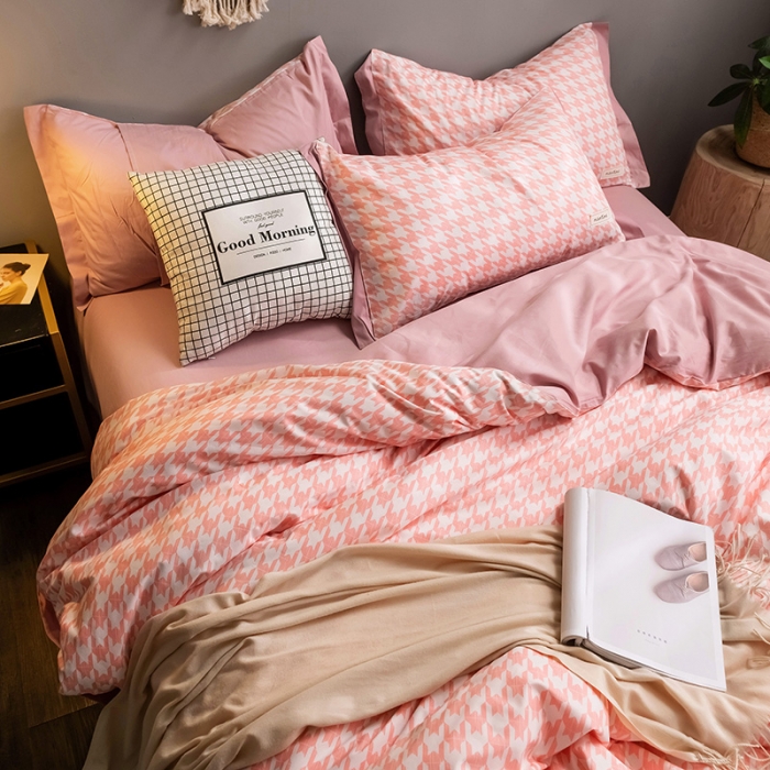 91家纺网 家纺一手货源 找家纺 静家居2024直播北欧织带拼接工艺款四件套千鸟格-樱花粉