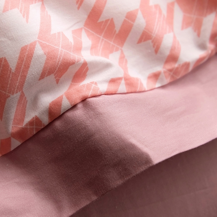 91家纺网 家纺一手货源 找家纺 静家居2024直播北欧织带拼接工艺款四件套千鸟格-樱花粉