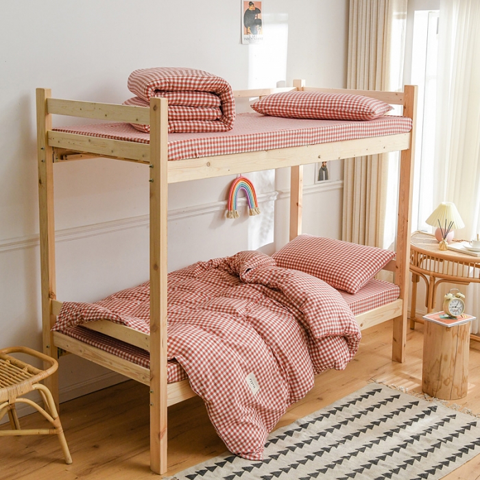 91家纺网 家纺一手货源 找家纺 恋人优选新款全棉色织水洗棉学生三件套 红咖小格