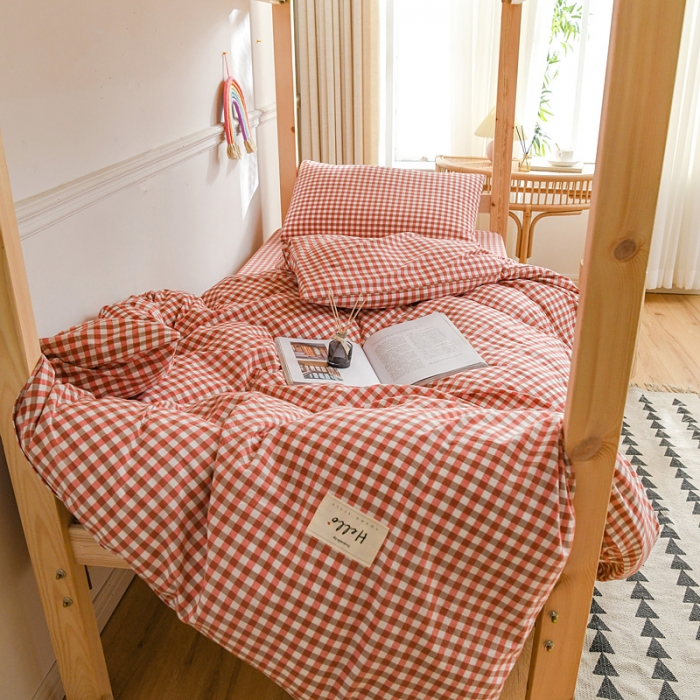 91家纺网 家纺一手货源 找家纺 恋人优选新款全棉色织水洗棉学生三件套 红咖小格