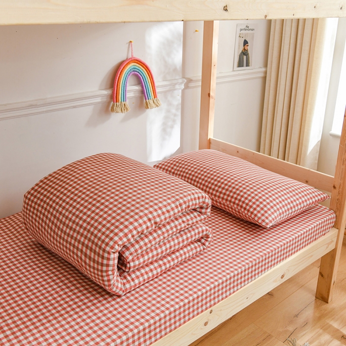 91家纺网 家纺一手货源 找家纺 恋人优选新款全棉色织水洗棉学生三件套 红咖小格