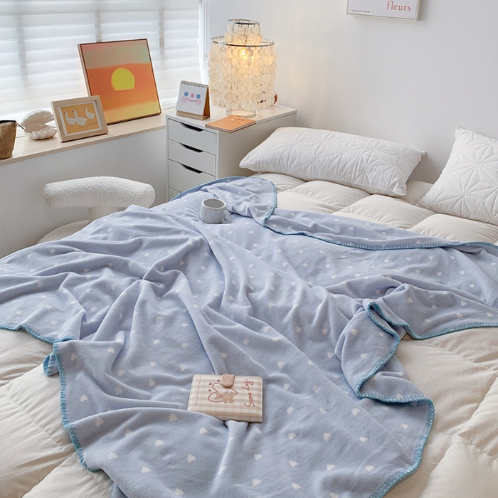 91家纺网 家纺一手货源 找家纺 澳萝拉新款小清新牛奶绒双层盖毯毛毯法莱绒雪花绒ins蓝小爱心