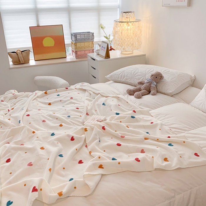 91家纺网 家纺一手货源 找家纺 澳萝拉2021小清新牛奶绒双层盖毯毛毯法莱绒雪花绒彩色心心