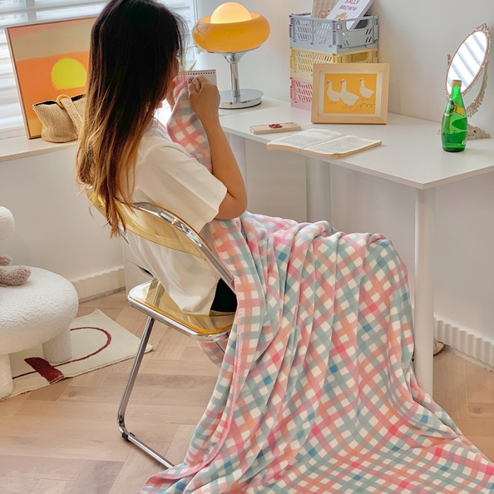 91家纺网 家纺一手货源 找家纺 澳萝拉2021新款小清新牛奶绒双层盖毯毛毯法莱绒雪花绒粉蓝格