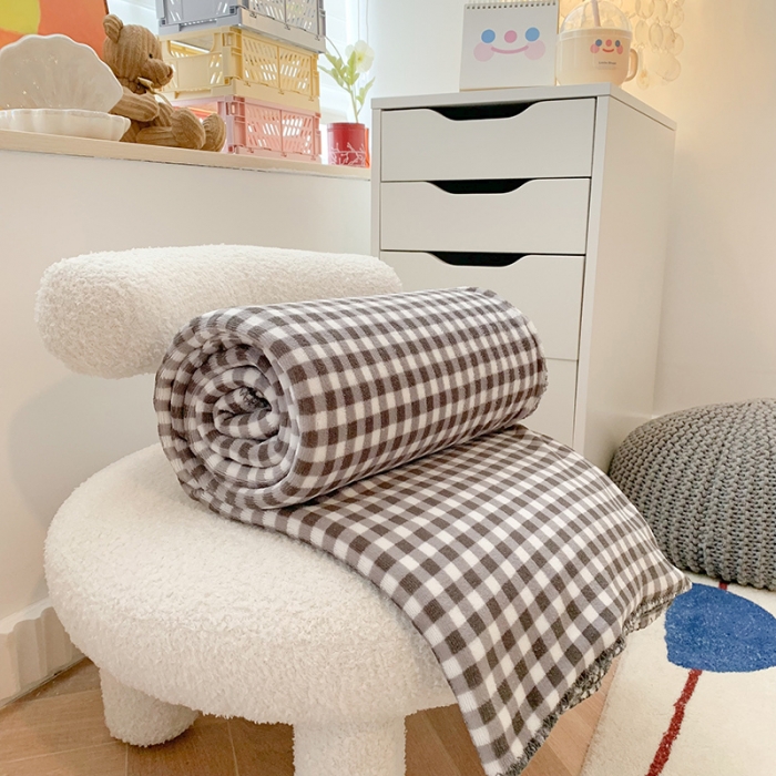 91家纺网 家纺一手货源 找家纺 澳萝拉2021新款小清新牛奶绒双层盖毯毛毯法莱绒雪花绒黑白格