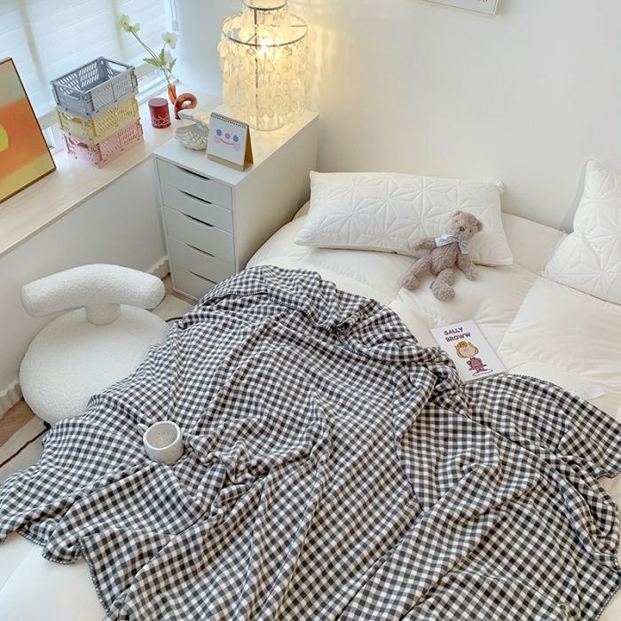 91家纺网 家纺一手货源 找家纺 澳萝拉2021新款小清新牛奶绒双层盖毯毛毯法莱绒雪花绒黑白格