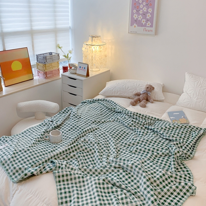 91家纺网 家纺一手货源 找家纺 澳萝拉2021新款小清新牛奶绒双层盖毯毛毯法莱绒雪花绒墨绿格