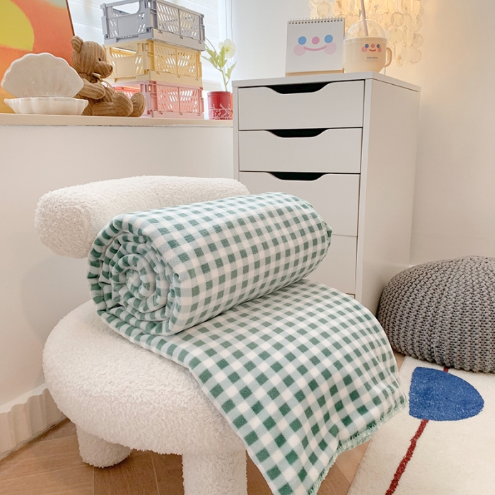 91家纺网 家纺一手货源 找家纺 澳萝拉2021新款小清新牛奶绒双层盖毯毛毯法莱绒雪花绒墨绿格