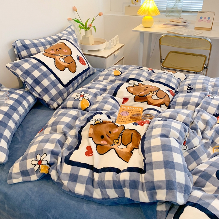 91家纺网 家纺一手货源 找家纺 澳萝拉2021高克重卡通清新牛奶绒四件套水晶法莱绒 草莓熊