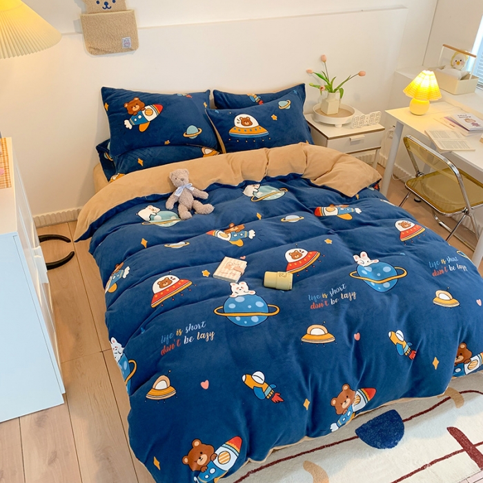 91家纺网 家纺一手货源 找家纺 澳萝拉高克重卡通清新牛奶绒四件套水晶法莱绒星际幻想蓝