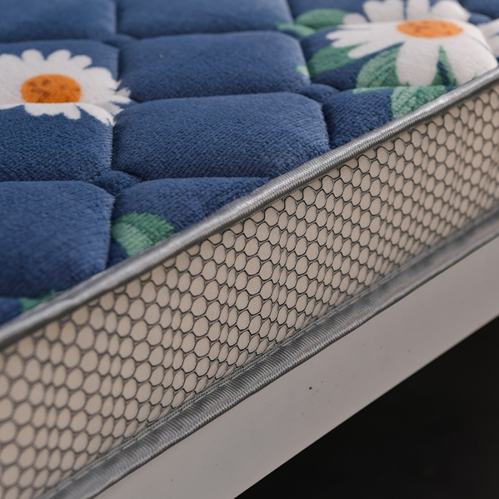 91家纺网 家纺一手货源 找家纺 亿丁点床垫 2021新款法莱绒针织立体床垫法莱绒小雏菊小床