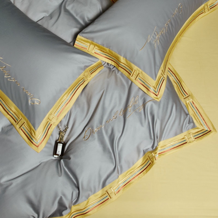 91家纺网 家纺一手货源 找家纺 爱缦 2021新款100S长绒棉贡缎刺绣四件套罗曼尼 时尚灰