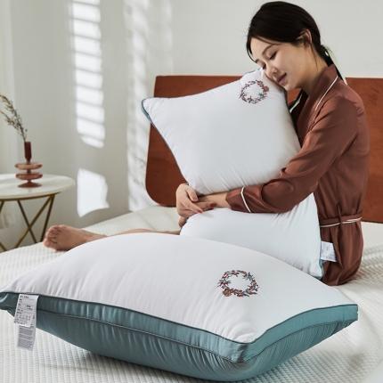 91家纺网 家纺一手货源 找家纺 梦叶草 2021新款花环刺绣双拼羽丝绒枕 草绿