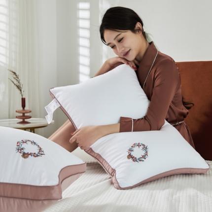 91家纺网 家纺一手货源 找家纺 （总）梦叶草 2021新款花环刺绣双拼羽丝绒枕