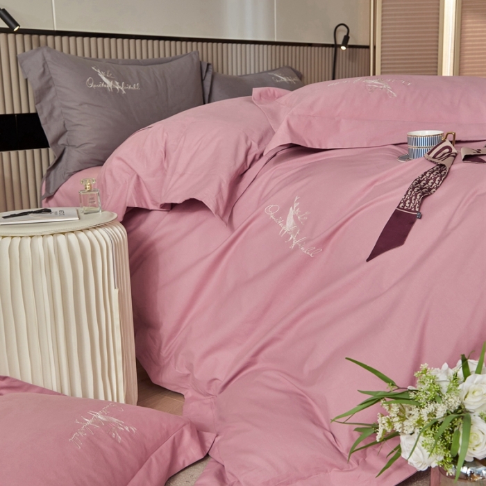 91家纺网 家纺一手货源 找家纺 威克凯丽2021新款秋冬绣花3221磨毛四件套奥兰多-丁香紫