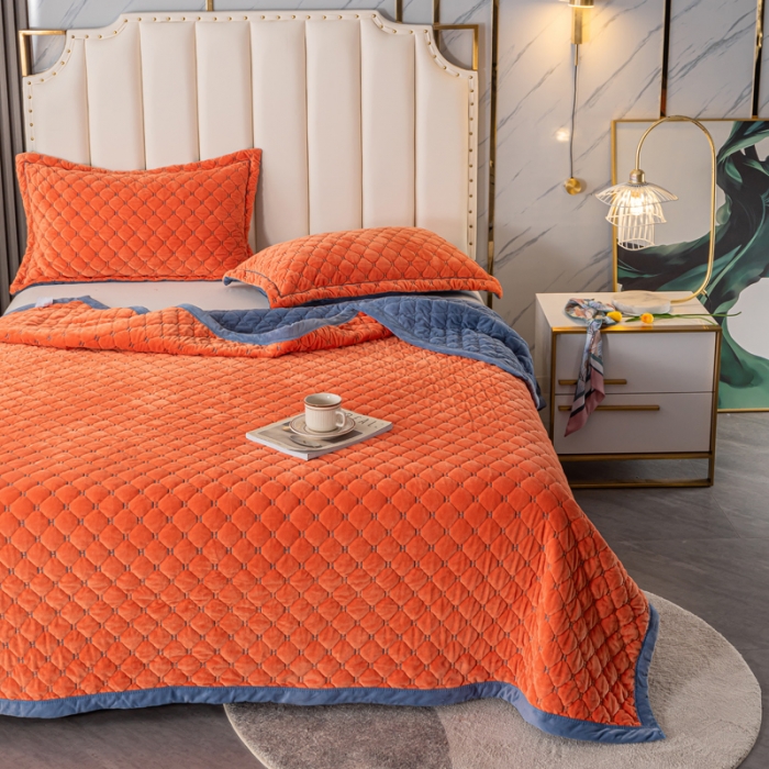 91家纺网 家纺一手货源 找家纺 卡奥家纺2023新款水晶绒绣花毛毯盖被双层夹棉加厚床盖橙+蓝