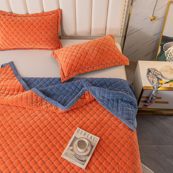 91家纺网 家纺一手货源 找家纺 卡奥家纺2023新款水晶绒绣花毛毯盖被双层夹棉加厚床盖橙+蓝