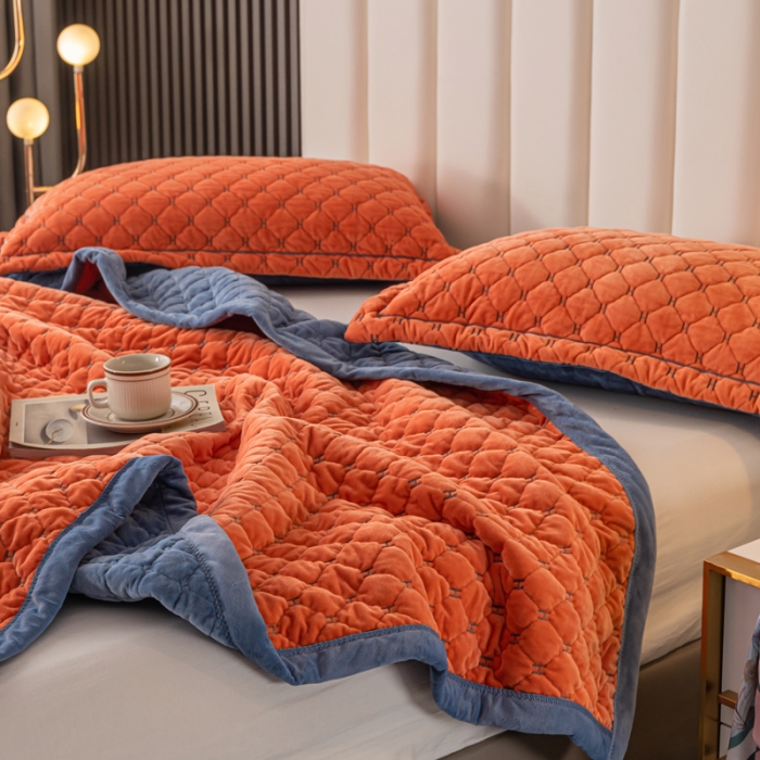 91家纺网 家纺一手货源 找家纺 卡奥家纺2023新款水晶绒绣花毛毯盖被双层夹棉加厚床盖橙+蓝