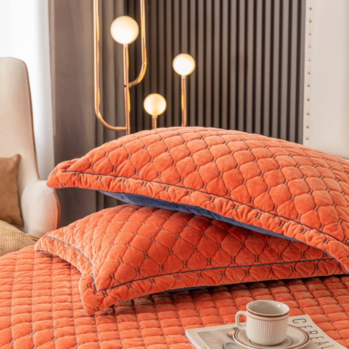 91家纺网 家纺一手货源 找家纺 卡奥家纺2023新款水晶绒绣花毛毯盖被双层夹棉加厚床盖橙+蓝