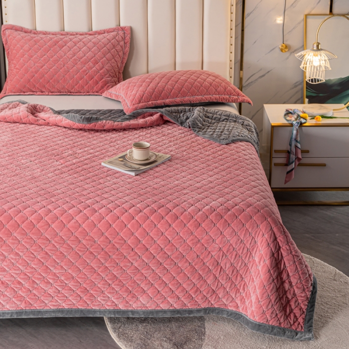 91家纺网 家纺一手货源 找家纺 卡奥家纺2023新款水晶绒绣花毛毯盖被双层夹棉加厚床盖粉+灰