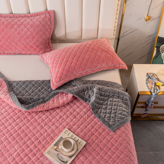 91家纺网 家纺一手货源 找家纺 卡奥家纺2023新款水晶绒绣花毛毯盖被双层夹棉加厚床盖粉+灰