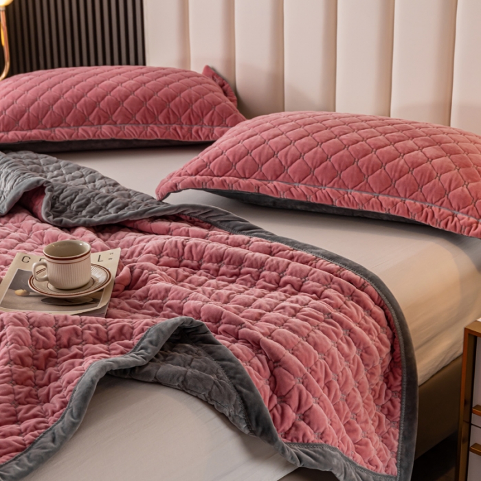 91家纺网 家纺一手货源 找家纺 卡奥家纺2023新款水晶绒绣花毛毯盖被双层夹棉加厚床盖粉+灰