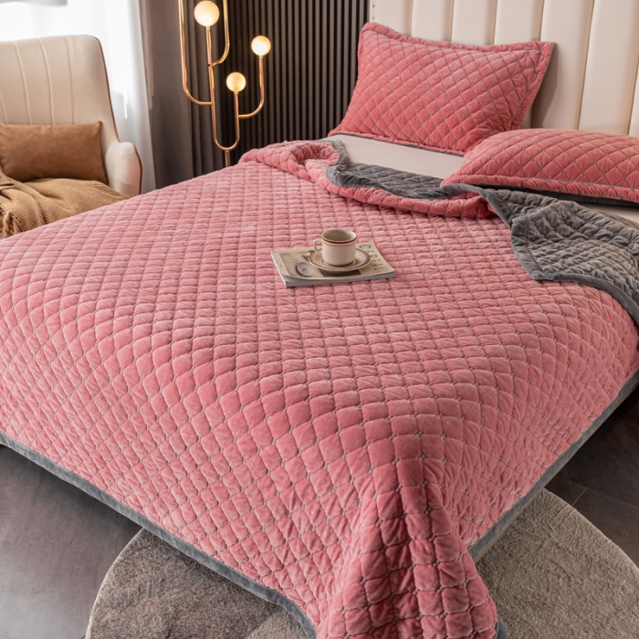 91家纺网 家纺一手货源 找家纺 卡奥家纺2023新款水晶绒绣花毛毯盖被双层夹棉加厚床盖粉+灰