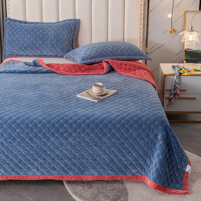 91家纺网 家纺一手货源 找家纺 卡奥家纺2023新款水晶绒绣花毛毯盖被双层夹棉加厚床盖蓝+粉