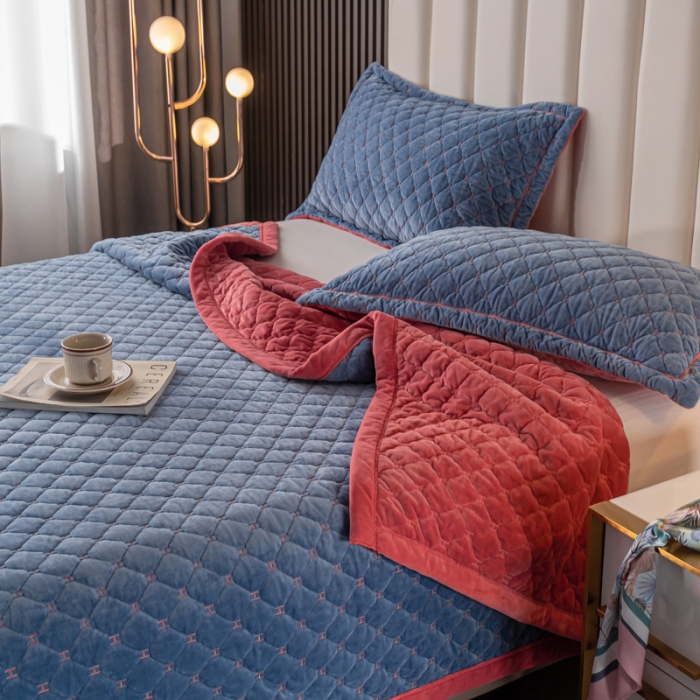 91家纺网 家纺一手货源 找家纺 卡奥家纺2023新款水晶绒绣花毛毯盖被双层夹棉加厚床盖蓝+粉