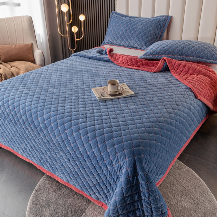 91家纺网 家纺一手货源 找家纺 卡奥家纺2023新款水晶绒绣花毛毯盖被双层夹棉加厚床盖蓝+粉