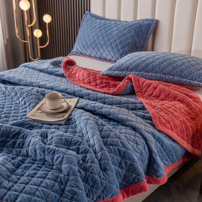 91家纺网 家纺一手货源 找家纺 卡奥家纺2023新款水晶绒绣花毛毯盖被双层夹棉加厚床盖蓝+粉