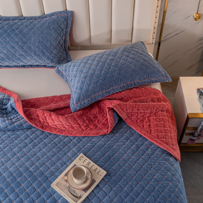 91家纺网 家纺一手货源 找家纺 卡奥家纺2023新款水晶绒绣花毛毯盖被双层夹棉加厚床盖蓝+粉