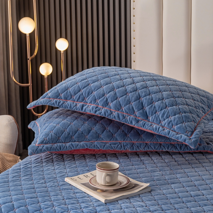 91家纺网 家纺一手货源 找家纺 卡奥家纺2023新款水晶绒绣花毛毯盖被双层夹棉加厚床盖蓝+粉