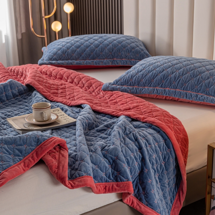 91家纺网 家纺一手货源 找家纺 卡奥家纺2023新款水晶绒绣花毛毯盖被双层夹棉加厚床盖蓝+粉