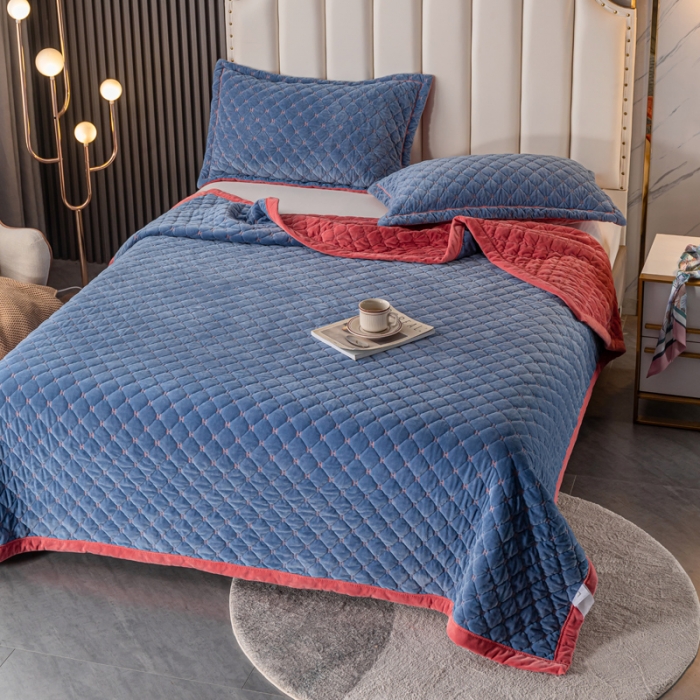 91家纺网 家纺一手货源 找家纺 卡奥家纺2023新款水晶绒绣花毛毯盖被双层夹棉加厚床盖蓝+粉