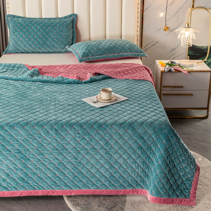 91家纺网 家纺一手货源 找家纺 卡奥家纺2021水晶绒绣花毛毯盖被双层夹棉加厚床盖仙草绿+粉