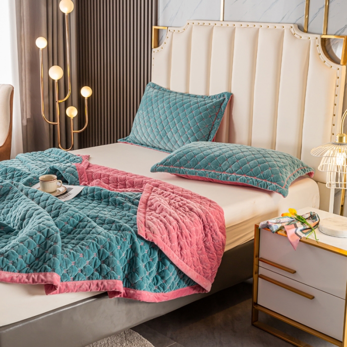 91家纺网 家纺一手货源 找家纺 卡奥家纺2021水晶绒绣花毛毯盖被双层夹棉加厚床盖仙草绿+粉