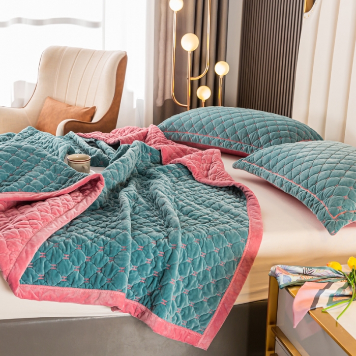 91家纺网 家纺一手货源 找家纺 卡奥家纺2021水晶绒绣花毛毯盖被双层夹棉加厚床盖仙草绿+粉