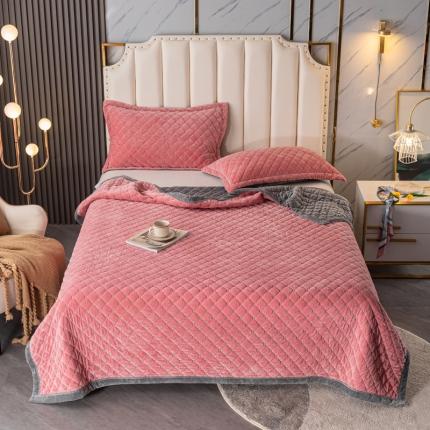 91家纺网 家纺一手货源 找家纺 卡奥家纺2023新款水晶绒绣花毛毯盖被双层夹棉加厚床盖粉+灰