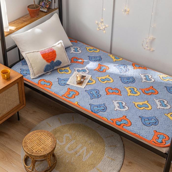 91家纺网 家纺一手货源 找家纺 卡奥AB版水晶绒夹棉盖毯纯棉床盖加厚毛毯宿舍床垫学生卡通字母