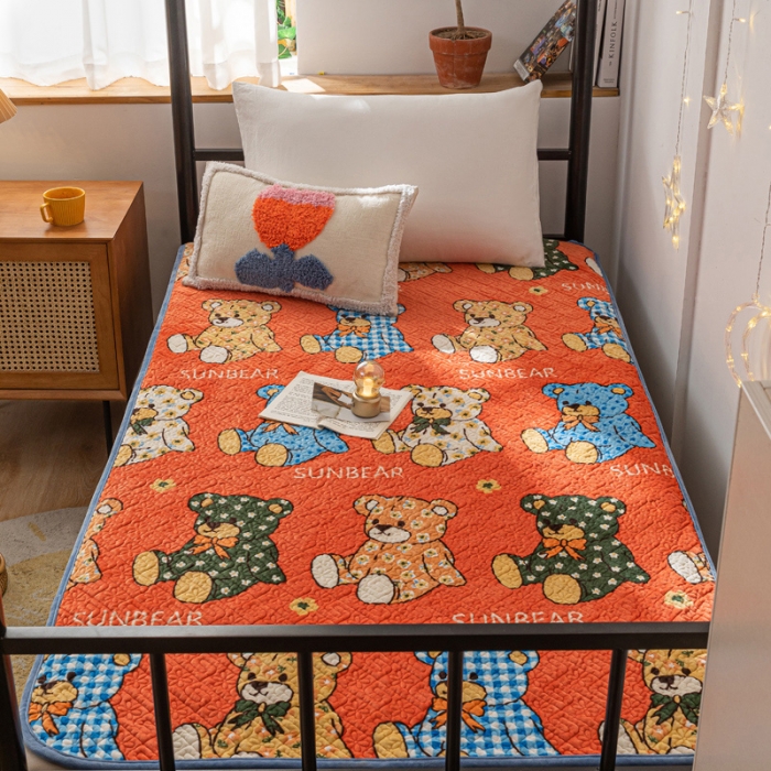 91家纺网 家纺一手货源 找家纺 卡奥AB版水晶绒夹棉盖毯纯棉床盖加厚毛毯宿舍床垫学生款阳光熊