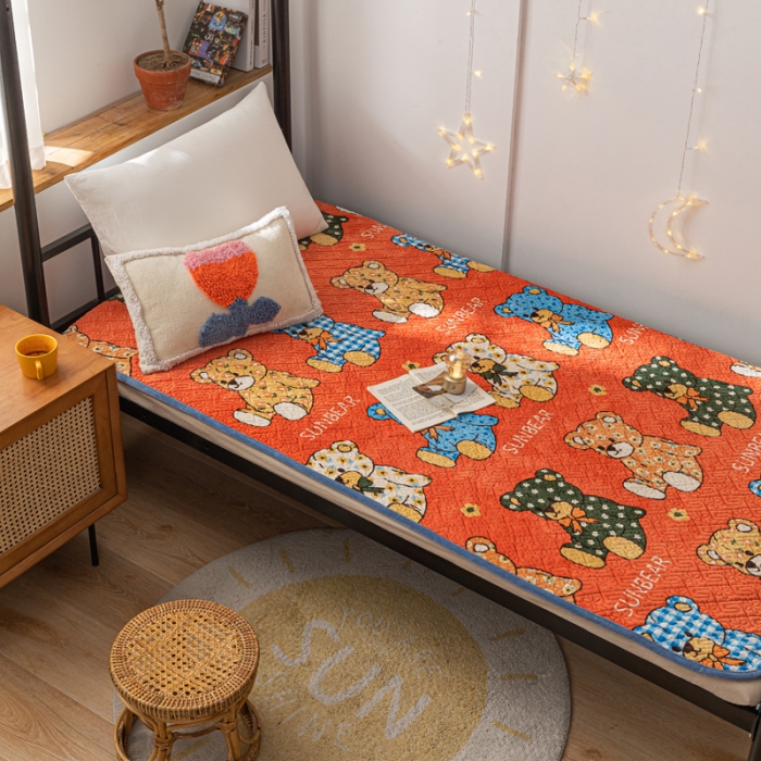 91家纺网 家纺一手货源 找家纺 卡奥AB版水晶绒夹棉盖毯纯棉床盖加厚毛毯宿舍床垫学生款阳光熊