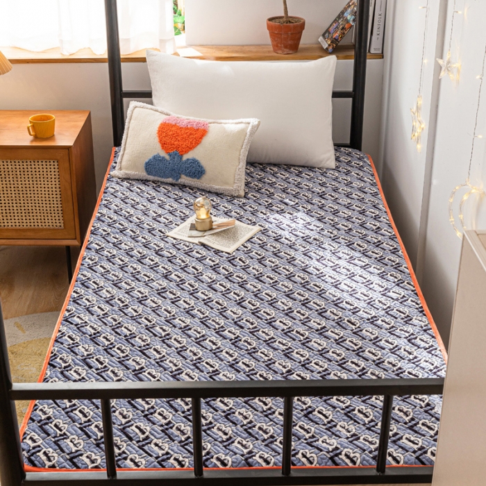 91家纺网 家纺一手货源 找家纺 卡奥AB版水晶绒夹棉盖毯纯棉床盖加厚毛毯宿舍床垫学生款字母B