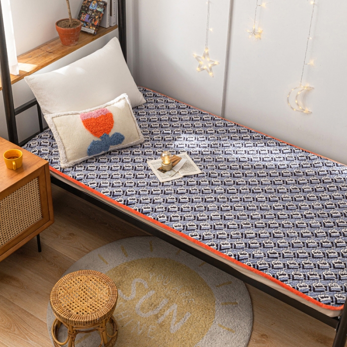 91家纺网 家纺一手货源 找家纺 卡奥AB版水晶绒夹棉盖毯纯棉床盖加厚毛毯宿舍床垫学生款字母B