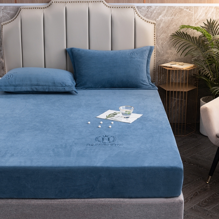 91家纺网 家纺一手货源 找家纺 澳萝拉家居 2021新款纯色牛奶绒单床笠 深海蓝